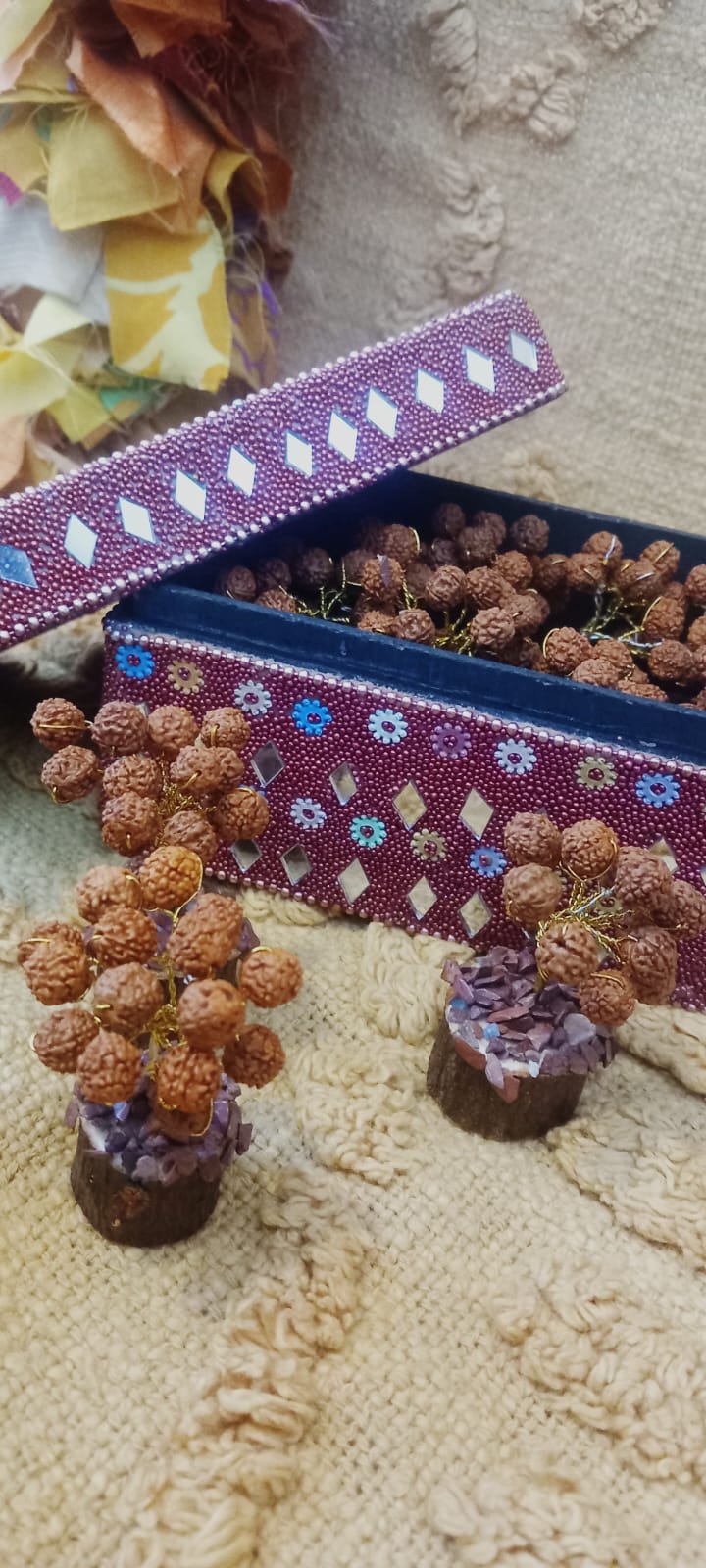 2 árboles de rudraksha. Estos árboles de rudraksha son una pieza decorativa única, capaz de transformar cualquier espacio con su magnetismo y belleza artesanal. Es un árbol de gran importancia en la cultura hindú, conocido por su belleza mística y sus semillas sagradas. Este árbol crece a partir de las lágrimas de Kalagni Rudra durante la meditación, produciendo así las cuentas de Rudraksha. Históricamente, se menciona que estas cuentas son valiosas en la cultura hinduísta y budista, y desde el punto de vis
