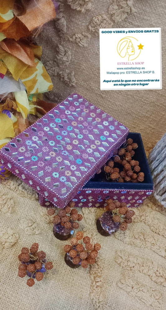 2 árboles de rudraksha. Estos árboles de rudraksha son una pieza decorativa única, capaz de transformar cualquier espacio con su magnetismo y belleza artesanal. Es un árbol de gran importancia en la cultura hindú, conocido por su belleza mística y sus semillas sagradas. Este árbol crece a partir de las lágrimas de Kalagni Rudra durante la meditación, produciendo así las cuentas de Rudraksha. Históricamente, se menciona que estas cuentas son valiosas en la cultura hinduísta y budista, y desde el punto de vis