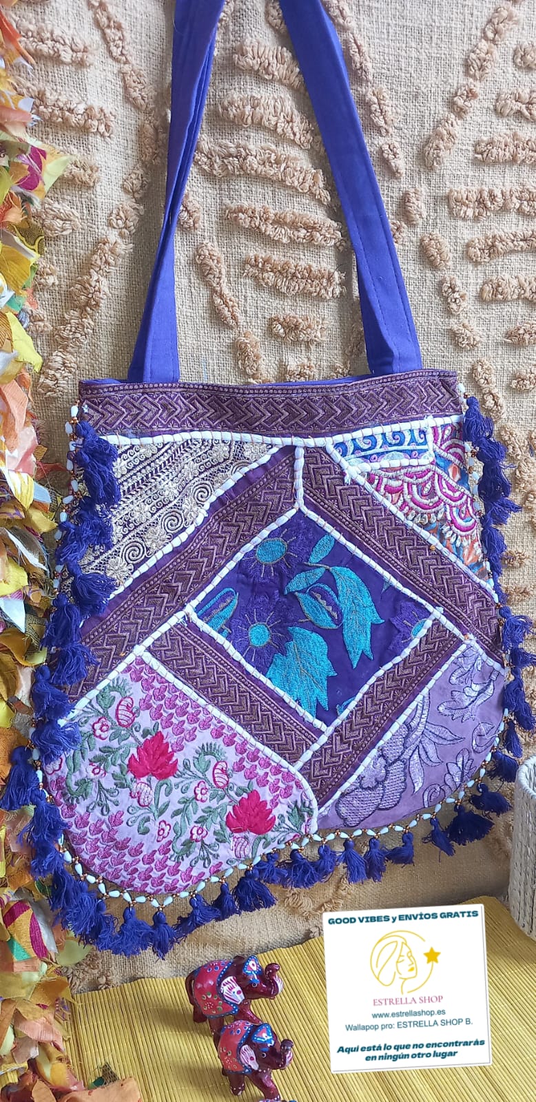 Un bolso con alma, significado y estilo único. El Bolso Calcuta Naya es una pieza artesanal elaborada a mano con retales seleccionados, fusionando colores, texturas y un diseño vibrante. Su bordado y patchwork con doble asa, convirtiéndolo en un accesorio que no solo complementa cualquier outfit, sino que también energía positiva. La doble asa de algodón permite llevarlo cómodamente al hombro, mientras que su cremallera garantiza seguridad en cada uso.