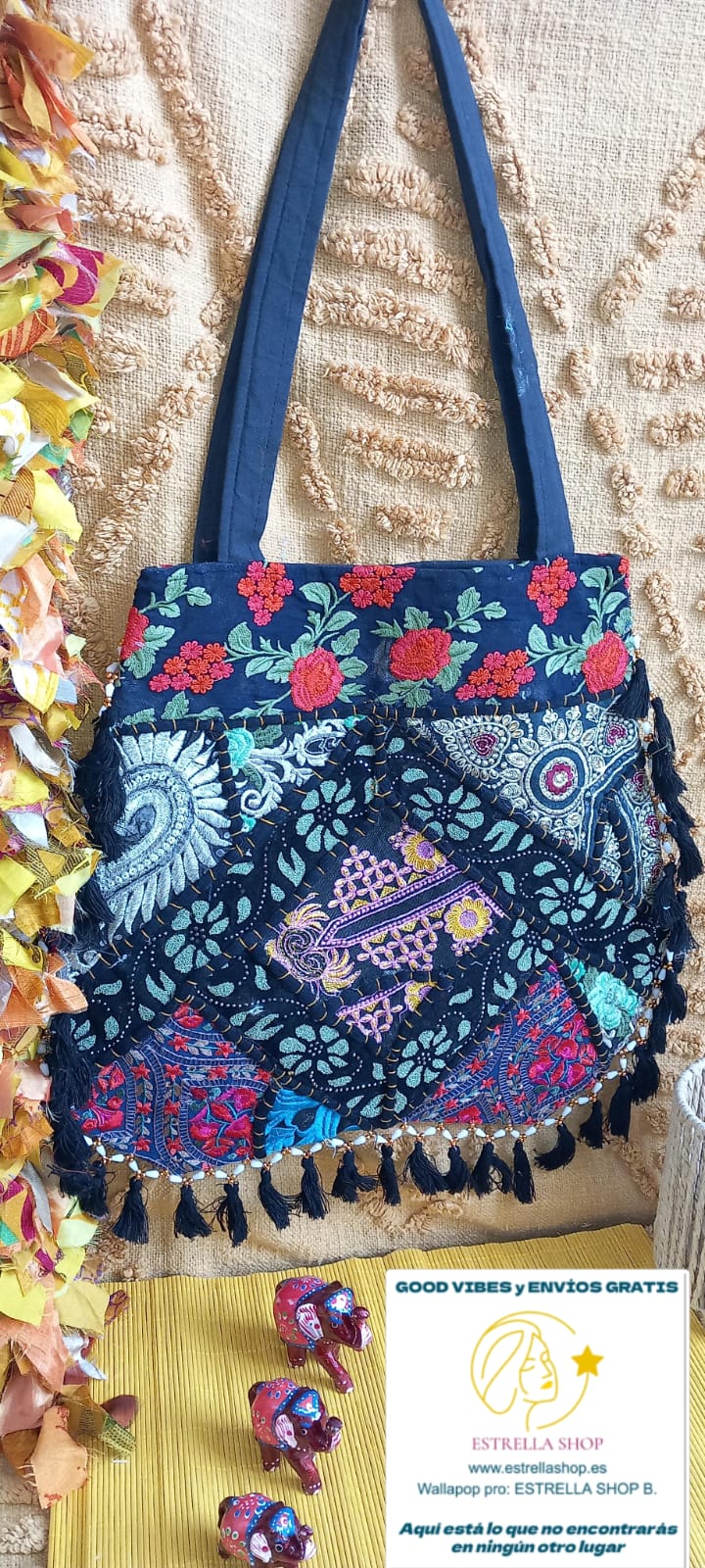 Un bolso con alma, significado y estilo único. El Bolso Bombay Naya es una pieza artesanal elaborada a mano con retales seleccionados, fusionando colores, texturas y un diseño vibrante. Su bordado y patchwork con doble asa, convirtiéndolo en un accesorio que no solo complementa cualquier outfit, sino que también energía positiva. La doble asa de algodón permite llevarlo cómodamente al hombro, mientras que su cremallera garantiza seguridad en cada uso.