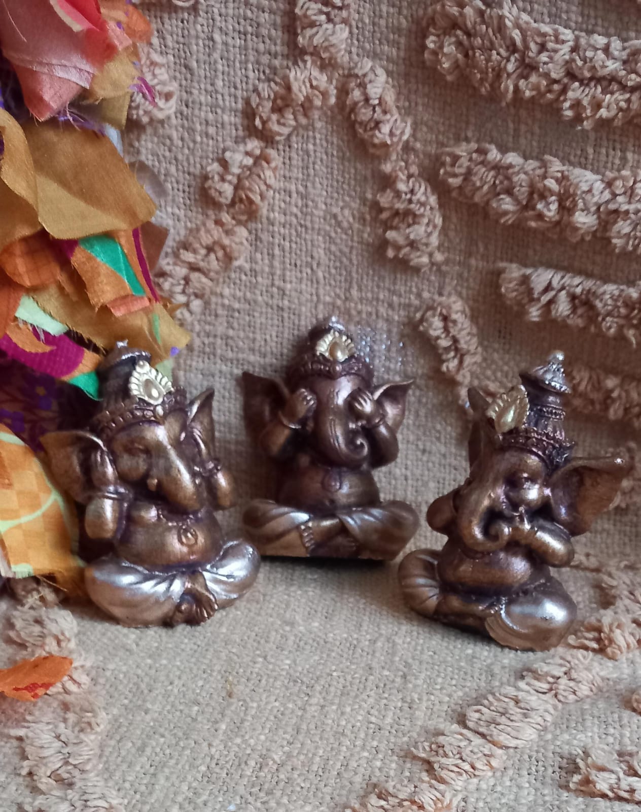 Set de 3 Piezas artesanales de carácter espiritual, ideal para llenar de intención y simbolismo cualquier espacio. Este conjunto de Ganeshas sabios de resina nos invita a no escuchar lo que nos lleve a realizar malas acciones, a no ver el mal como algo natural ya no hablar mal gratuitamente combina la imagen de Ganesha, el dios que despeja los obstáculos y bendice los comienzos, con el poderoso mensaje inspirador símbolo, creando un conjunto armónico y energético. Cada pieza es una representación única del 