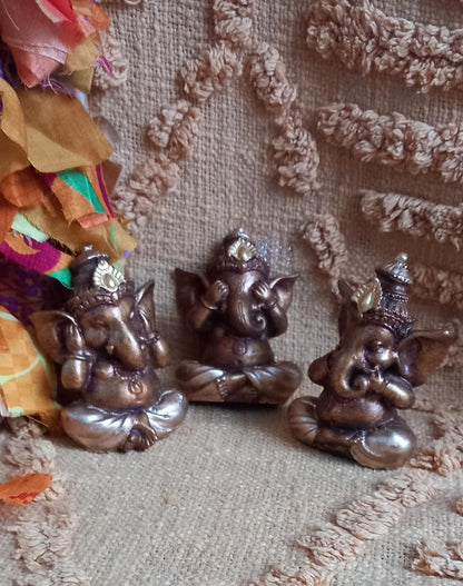 Set de 3 Piezas artesanales de carácter espiritual, ideal para llenar de intención y simbolismo cualquier espacio. Este conjunto de Ganeshas sabios de resina nos invita a no escuchar lo que nos lleve a realizar malas acciones, a no ver el mal como algo natural ya no hablar mal gratuitamente combina la imagen de Ganesha, el dios que despeja los obstáculos y bendice los comienzos, con el poderoso mensaje inspirador símbolo, creando un conjunto armónico y energético. Cada pieza es una representación única del 