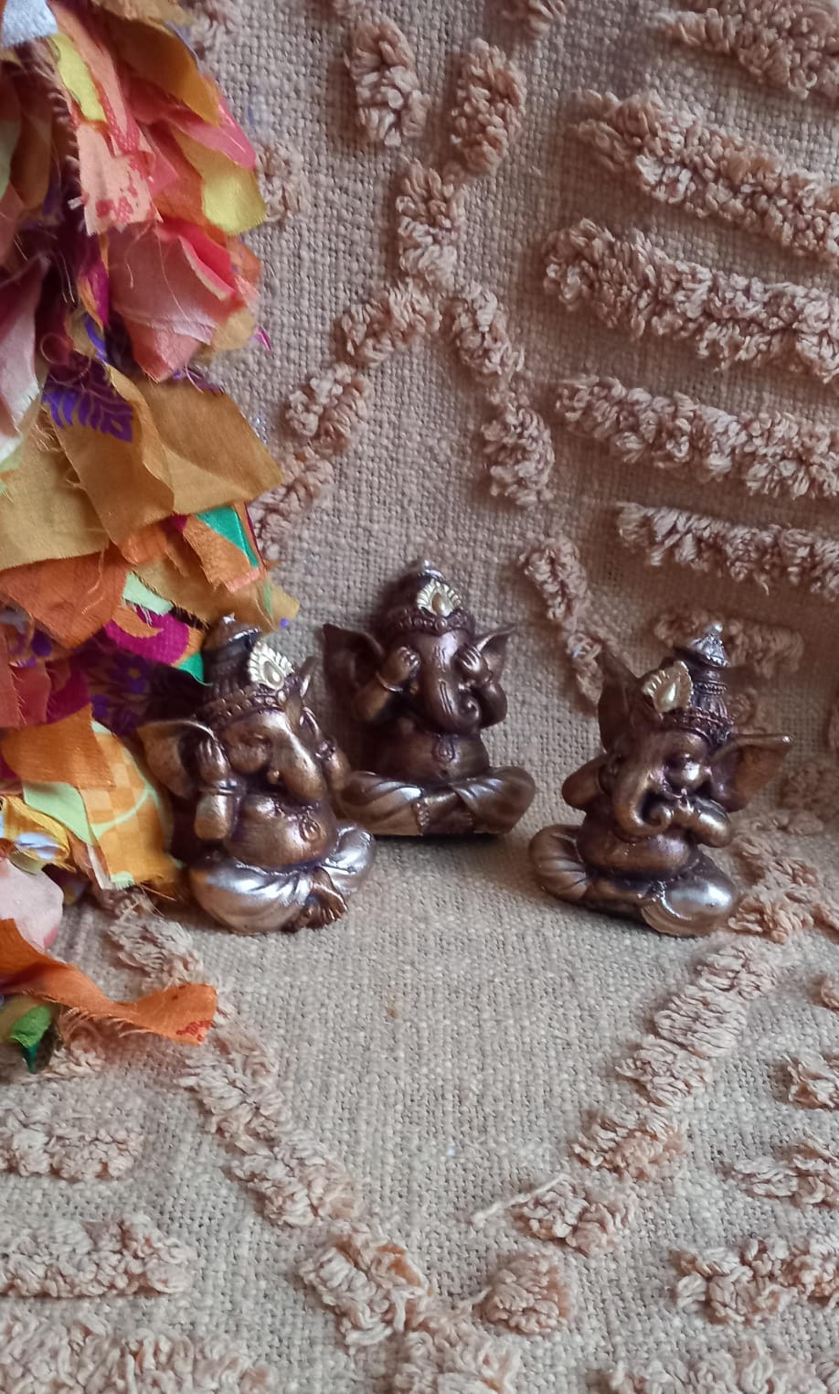 Set dorado especial de 3 Piezas artesanales de carácter espiritual, ideal para llenar de intención y simbolismo cualquier espacio. Este set de Ganeshas es envío gratis sin pedido mínimo.