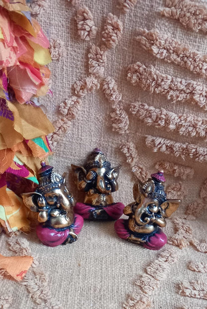 Set especial de 3 Piezas artesanales de carácter espiritual, ideal para llenar de intención y simbolismo cualquier espacio. Este set de Ganeshas es envío gratis sin pedido mínimo.