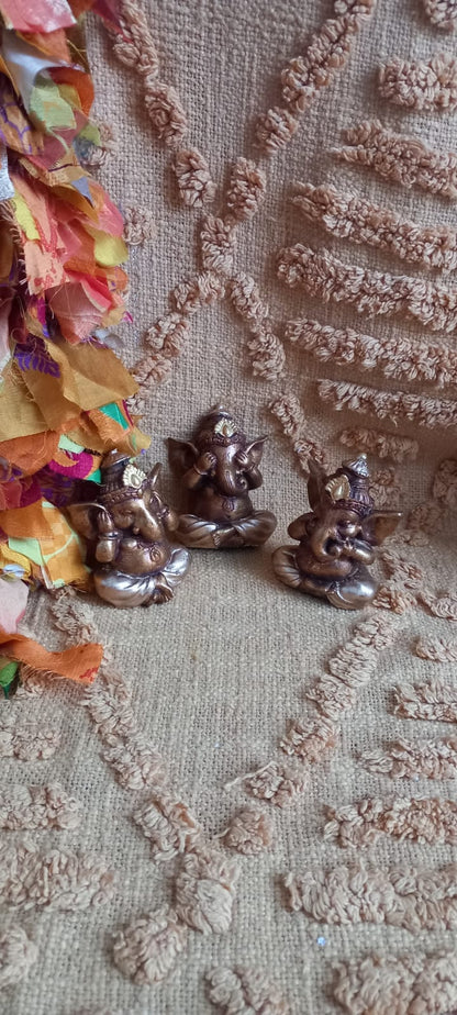 Set dorado especial de 3 Piezas artesanales de carácter espiritual, ideal para llenar de intención y simbolismo cualquier espacio. Este set de Ganeshas es envío gratis sin pedido mínimo.