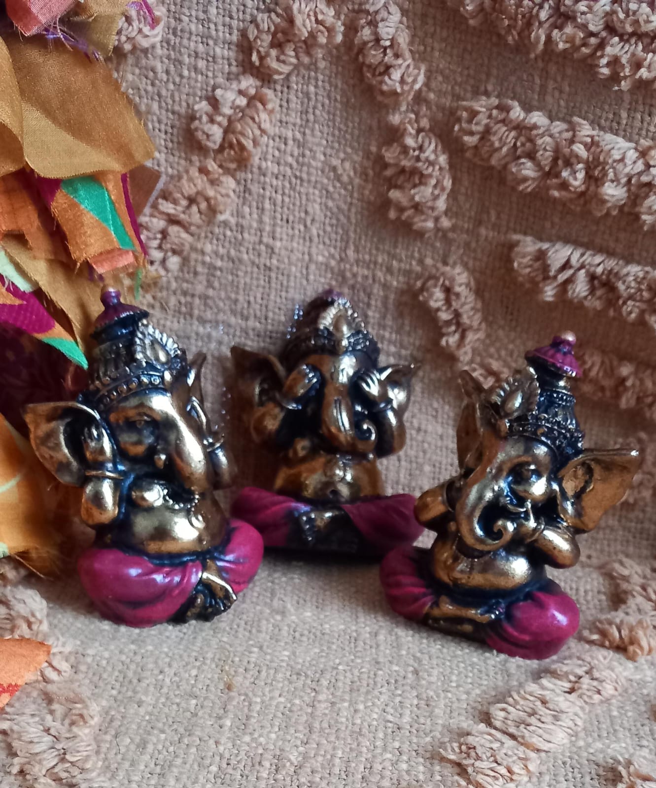 Set especial de 3 Piezas artesanales de carácter espiritual, ideal para llenar de intención y simbolismo cualquier espacio. Este set de Ganeshas es envío gratis sin pedido mínimo.