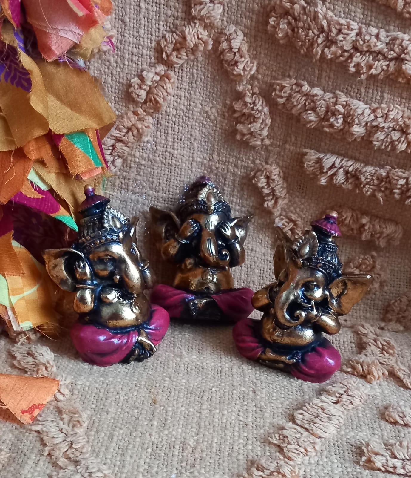 Set especial de 3 Piezas artesanales de carácter espiritual, ideal para llenar de intención y simbolismo cualquier espacio. Este set de Ganeshas es envío gratis sin pedido mínimo.