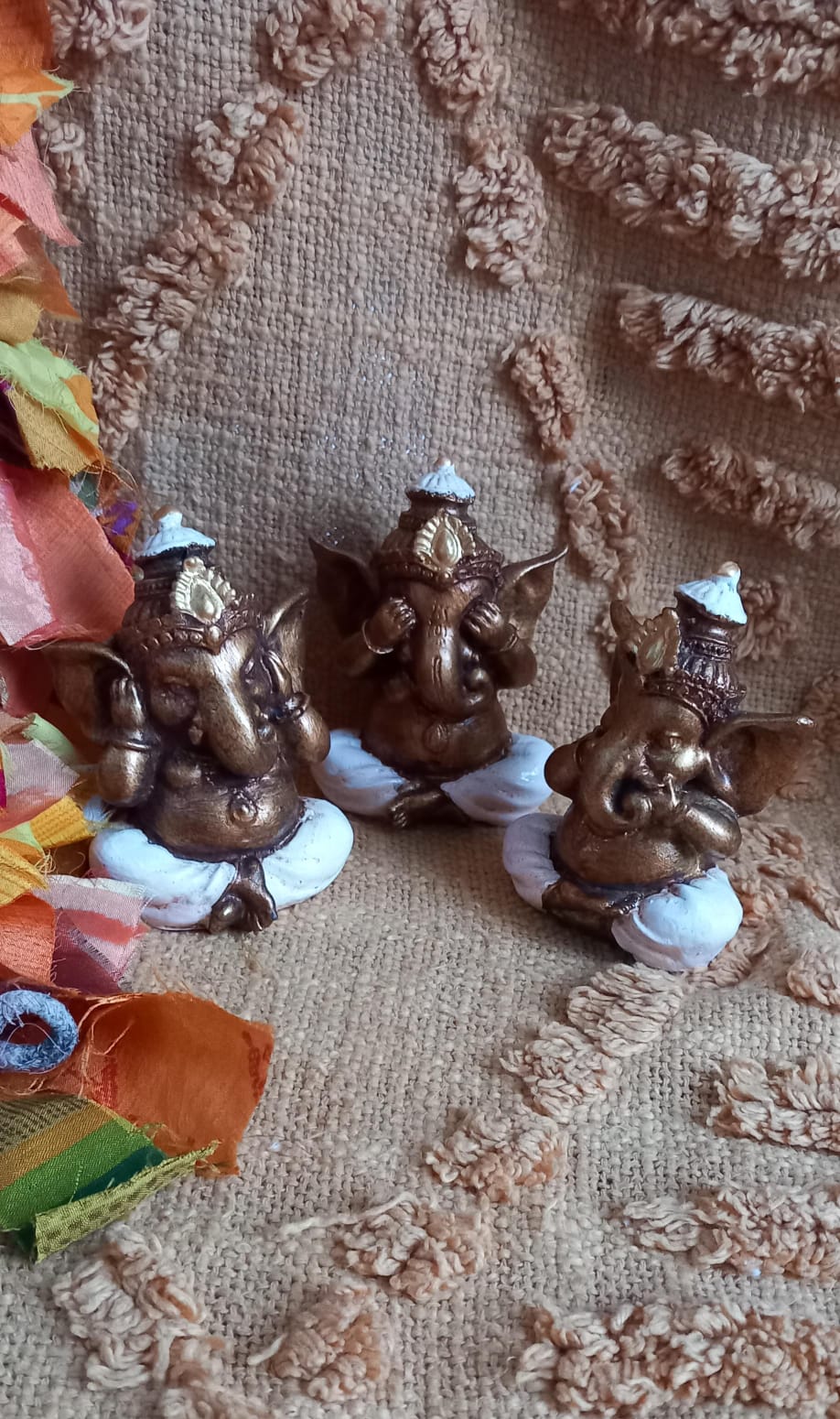 Set mágico y especial de 3 Piezas artesanales de carácter espiritual, ideal para llenar de intención y simbolismo cualquier espacio. Este set de Ganeshas es envío gratis sin pedido mínimo.