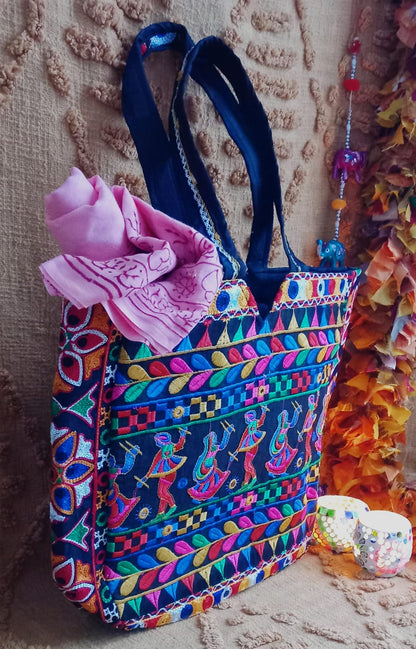 BOLSO FRAME DANZA EN LA INDIA ES UNA PIEZA AUTÉNTICA CON PERSONALIDAD Y LLENA DE ALMA.ENVÍO GRATIS SIN PEDIDO MÍNIMO.