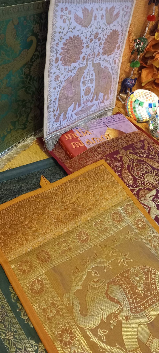 Un elemento decorativo con alma y funcionalidad. El tapiz con bolsillo "Magia India" está elaborado artesanalmente en algodón y presenta un diseño vertical de 27x36 cm que combina estética espiritual y practicidad. Cada uno está representado con su símbolo correspondiente en bolsillos individuales, cada uno con un fondo de color distinto. Ideal para guardar objetos pequeños, cartas, libros,incienso, accesorios… y decorar con intención cualquier rincón de tu espacio.