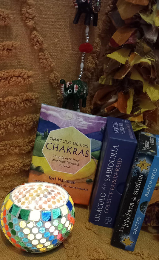 Cada carta está conectada con un chakra e ilustra una de las 49 enseñanzas inspiradoras que los ángeles transmitieron a la popular psíquica norteamericana Tori Hartman después de que esta experimentara una experiencia cercana a la muerte.