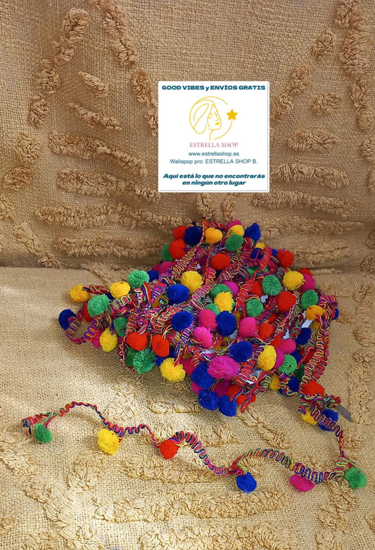 Color, textura y un guiño étnico irresistible. Esta pasamanería mágica con detalles de pompones de colores redondos y base de algodón es la definición de artesanía con estilo. Perfecta para personalizar prendas, accesorios o detalles de decoración, su combinación de luz, color y ligereza cautiva a primera vista. Cada rollo es una herramienta creativa para transformar cualquier idea en algo exclusivo y con carácter. Ideal para aquellos que apuestan por lo diferente y quieren ese “algo más” que marca la difer