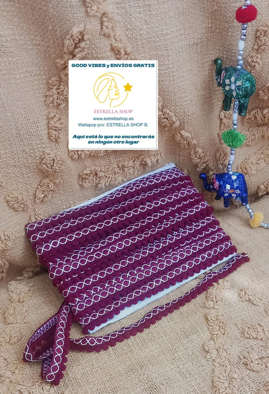 Color, textura y un guiño étnico irresistible. Esta pasamanería mágica con detalles de pompones de redondos y base de algodón es la definición de artesanía con estilo. Perfecta para personalizar prendas, accesorios o detalles de decoración, su combinación de luz, color y ligereza cautiva a primera vista. Cada rollo es una herramienta creativa para transformar cualquier idea en algo exclusivo y con carácter. Ideal para aquellos que apuestan por lo diferente y quieren ese “algo más” que marca la diferencia.