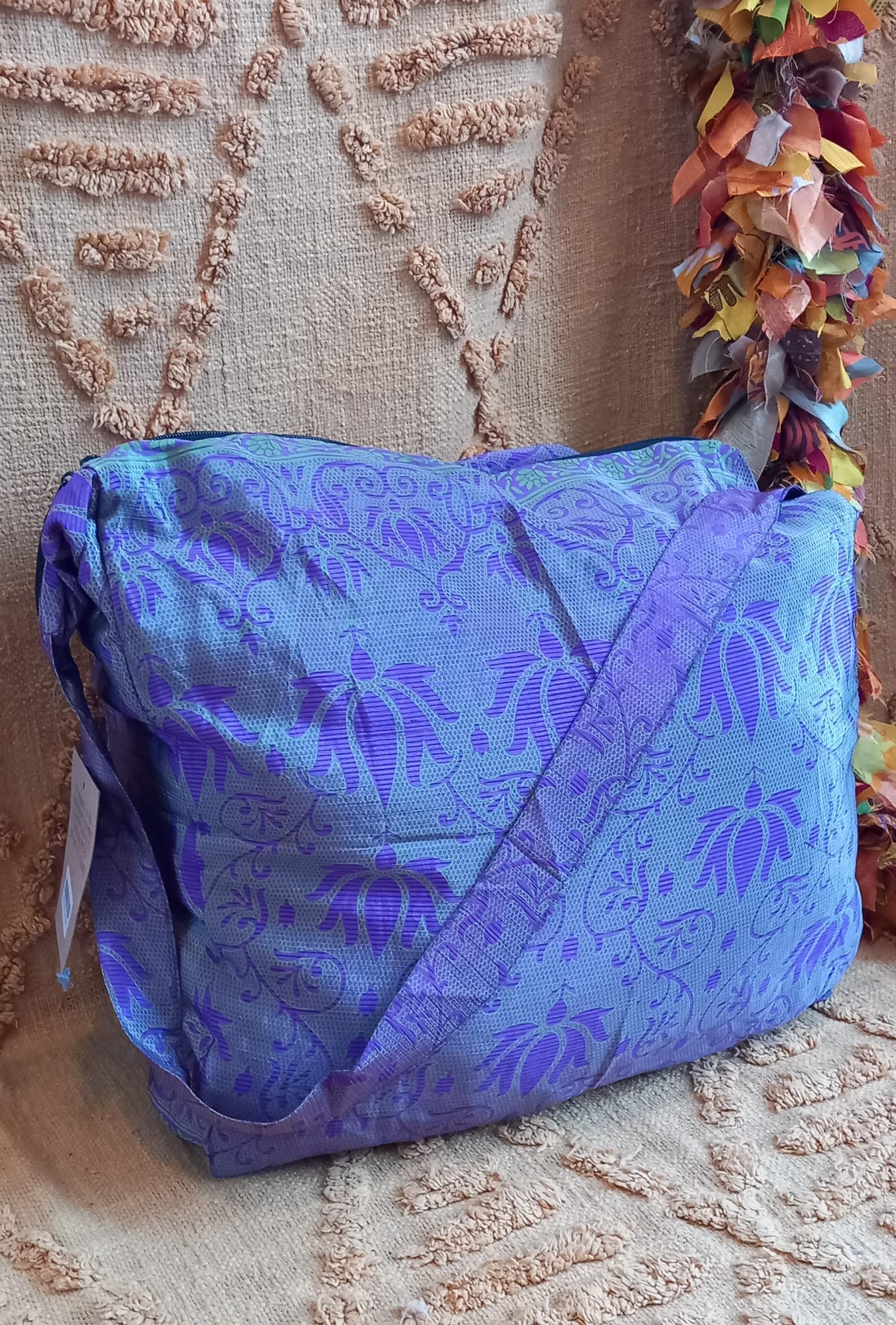 BOLSO SEDA CON CREMALLERA,AUTÉNTICA ARTESANÍA INDIA CON MÁGICOS COLORES.ENVÍO GRATIS SIN PEDIDO MÍNIMO.