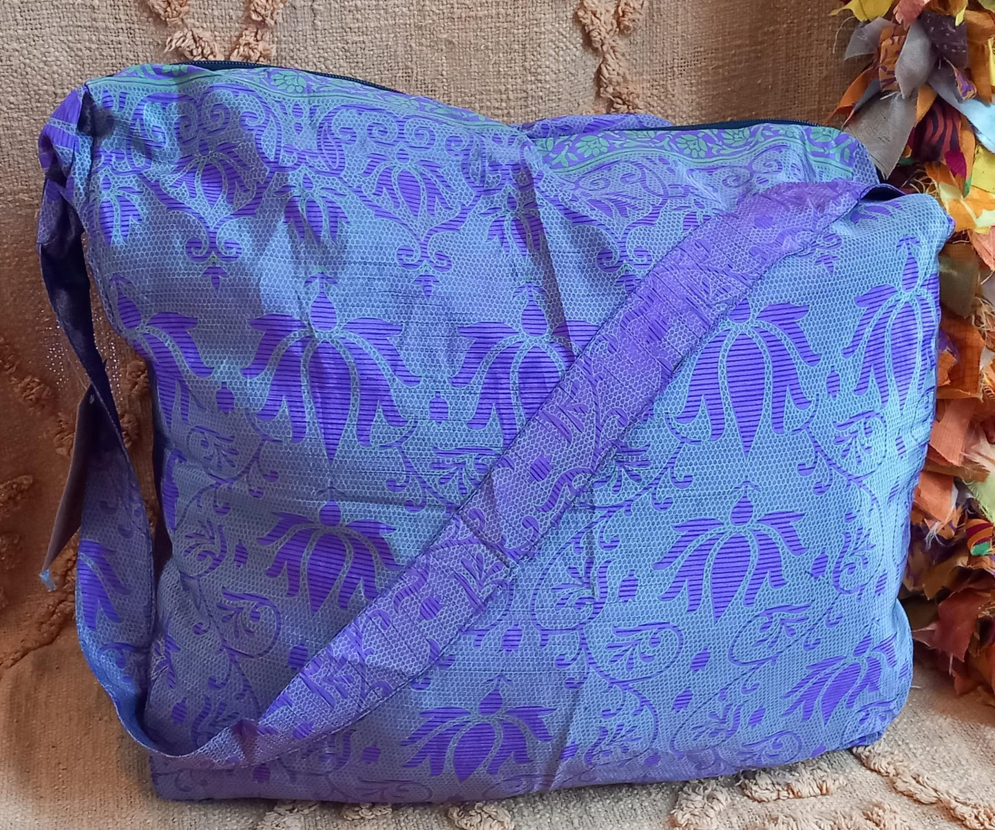 BOLSO SEDA CON CREMALLERA,AUTÉNTICA ARTESANÍA INDIA CON MÁGICOS COLORES.ENVÍO GRATIS SIN PEDIDO MÍNIMO.