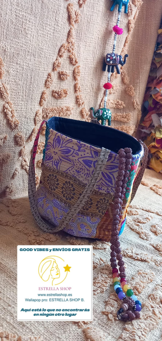 Un cesto tipo bolsa llena de color y espíritu boho que aporta alegría y diferenciación a tu selección de complementos.
Cada pieza es original y exclusiva, creada a partir de telas sedadas de sari mediante técnicas de suprareciclaje.
Un accesorio con alma, pensado para tiendas que apuestan por productos únicos y con historia.
Su diseño patchwork convierte cada cesto en un reclamo visual irresistible.
Cómodo y ligero, ideal para ofrecer un complemento práctico con alto valor artesanal.
Una propuesta especial 