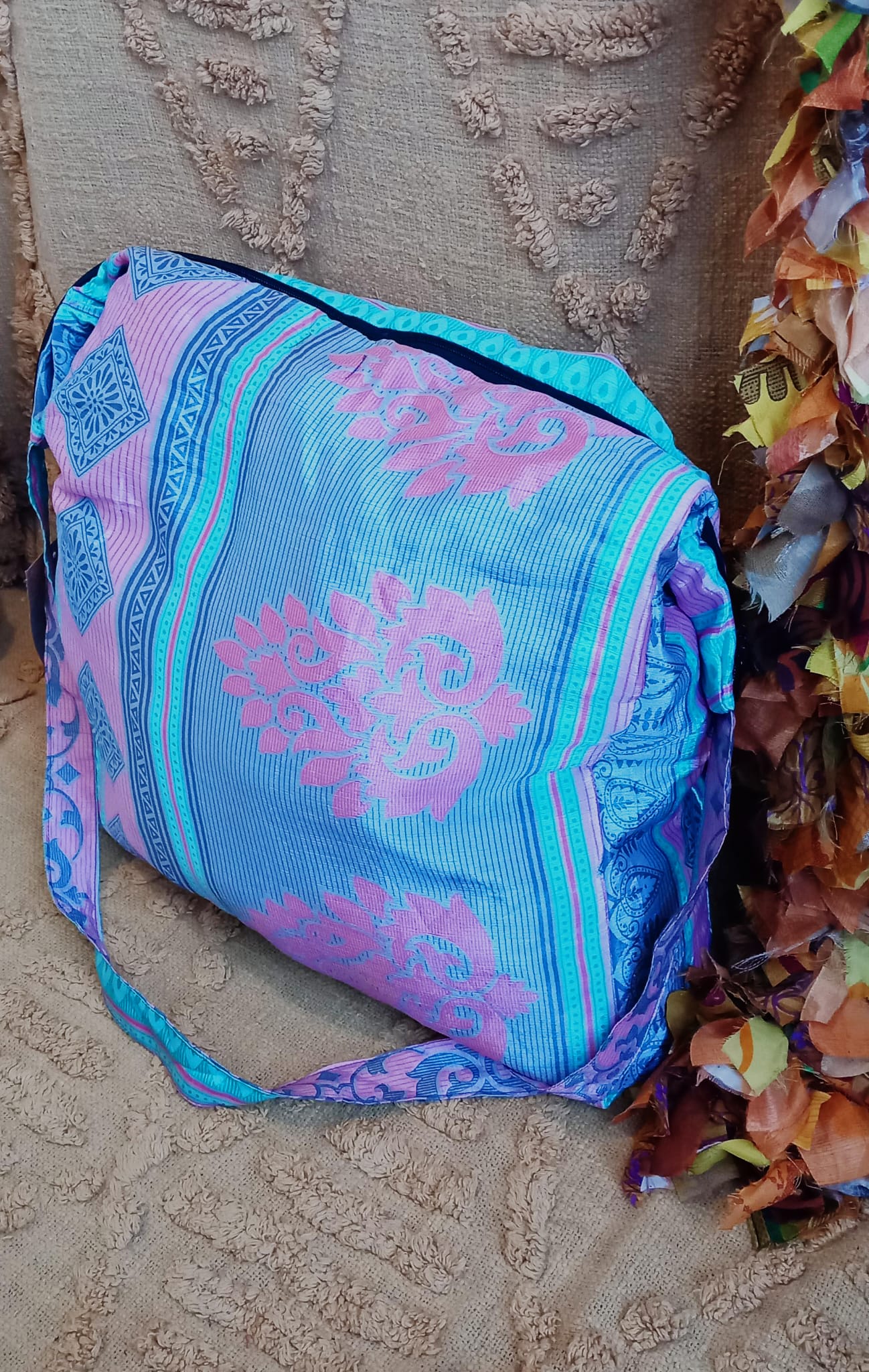 BOLSO SEDA CON CREMALLERA,AUTÉNTICA ARTESANÍA INDIA CON MÁGICOS COLORES.ENVÍO GRATIS SIN PEDIDO MÍNIMO.