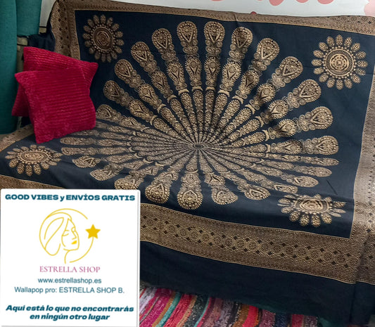 La jarapa multifunción o cubre con mandala y cashmere dorado 210x240 cm es una pieza única, original y llena de encanto artesanal, ideal para aportar calidez y personalidad a cualquier espacio. Elaborado artesanalmente en algodón 100% y elaborado artesanalmente con la técnica block print, destaca por su bonito dorado y mandala en la parte central, símbolo de buena suerte y protección en la cultura india. Su gran tamaño lo hace perfecto para utilizar como cubresofá, colcha decorativa o incluso como tapiz mur