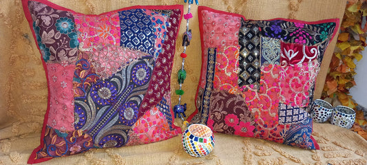 Pack 2 fundas de cojín magia india patchwork Un toque bohemio y artesanal para cualquier espacio. Este pack de 2 fundas de cojín patchwork magia india son una pieza única, confeccionadas con retales de tejidos tradicionales llenos de historia. Sus vibrantes colores, espejitos, abalorios y detalles artesanales hechos a mano las convierten en un complemento perfecto para quienes buscan decorar con personalidad y autenticidad. Su apertura trasera facilita la colocación del relleno, aportando comodidad y practi