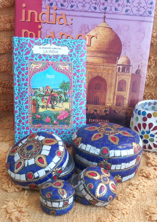 Un conjunto que combina artesanía, brillo y un encanto único. El set de cajas Navarantha incluye cuatro cajas redondas de diferentes tamaños (10,7, 4 y3 cm aprox), todas decoradas a mano con un mosaico de minerales que convierte cada una en una pieza irrepetible. Su acabado artesanal, lleno de color y textura, las hace ideales como joyeritos, para guardar pequeños tesoros o como piezas decorativas. Una propuesta exquisita para ti, perfecta para clientas que buscan detalles originales y con alma.