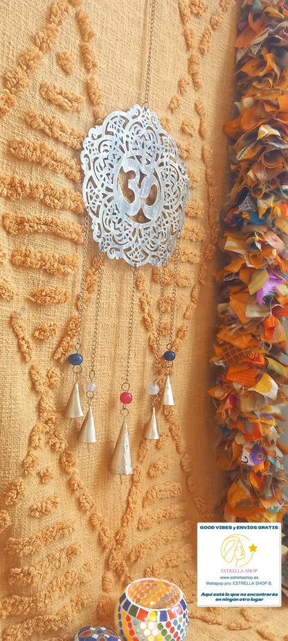 DECORACIÓN CON SIMBOLISMO Y BELLEZA ARTESANAL.COLGADOR METÁLICO MANTRA OM.ENVÍO GRATIS SIN PEDIDO MÍNIMO.