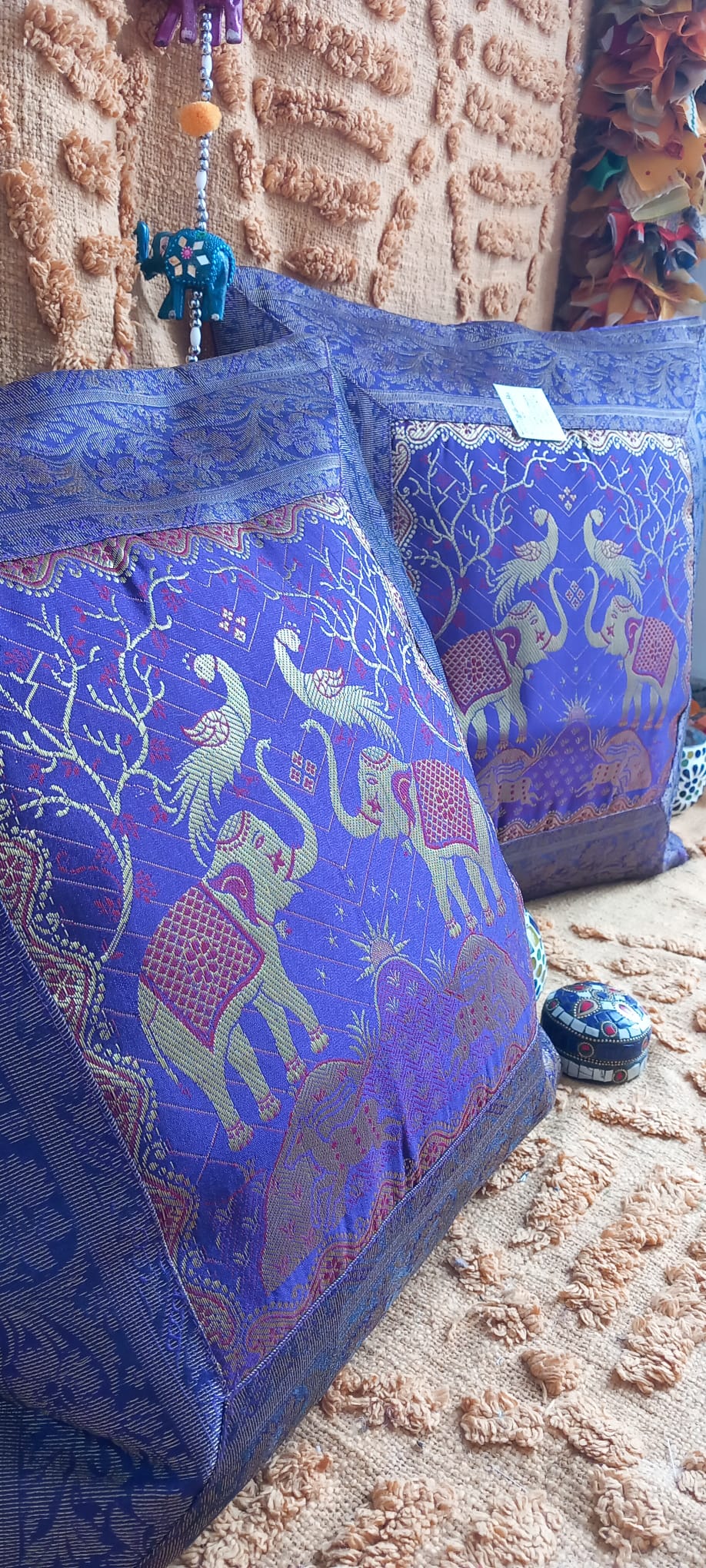 PACK 2 FUNDAS DE COJÍN CON CREMALLERA ELEFANTE MORADO Y DORADO. BOHEMIO Y ARTESANAL CON ALMA.ENVÍO GRATIS SIN PEDIDO MÍNIMO.