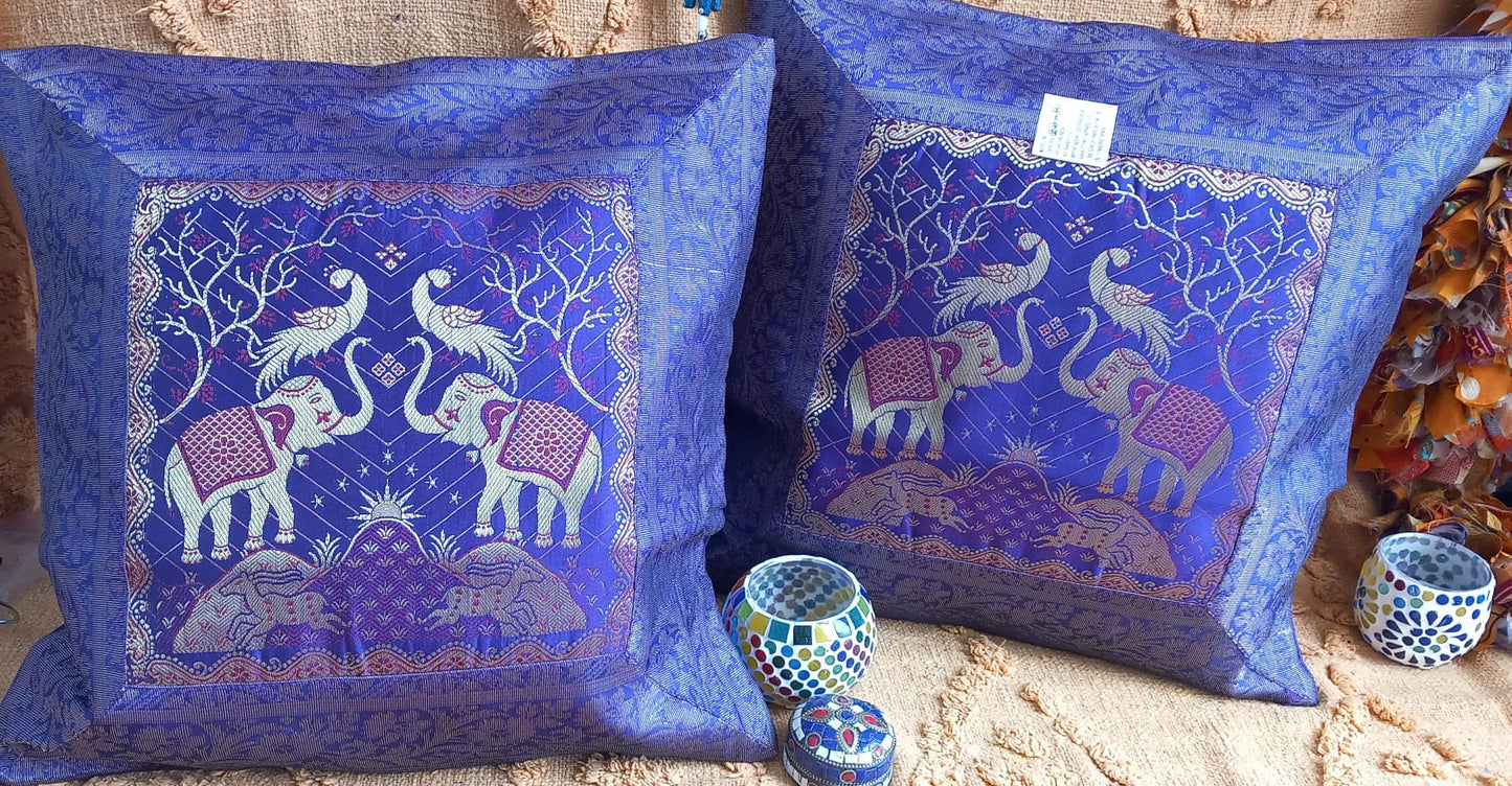 Pack 2 fundas de cojín con cremallera Magic Jaipur. Un toque bohemio y artesanal para cualquier espacio. Este paquete de 2 fundas de cojín elefantes Magic Jaipur son una pieza única, confeccionadas con seda india tejidos tradicionales llenos de historia. Sus vibrantes colores, detalles artesanales hechos a mano las convierten en un complemento perfecto para quienes buscan decorar con personalidad y autenticidad. Su cremallera trasera facilita la colocación del relleno, aportando comodidad y practicidad.