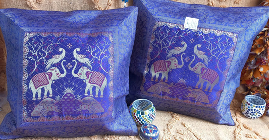 Pack 2 fundas de cojín con cremallera Magic Jaipur. Un toque bohemio y artesanal para cualquier espacio. Este paquete de 2 fundas de cojín elefantes Magic Jaipur son una pieza única, confeccionadas con seda india tejidos tradicionales llenos de historia. Sus vibrantes colores, detalles artesanales hechos a mano las convierten en un complemento perfecto para quienes buscan decorar con personalidad y autenticidad. Su cremallera trasera facilita la colocación del relleno, aportando comodidad y practicidad.