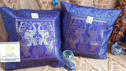 Pack 2 fundas de cojín con cremallera Magic Jaipur. Un toque bohemio y artesanal para cualquier espacio. Este paquete de 2 fundas de cojín elefantes Magic Jaipur son una pieza única, confeccionadas con seda india tejidos tradicionales llenos de historia. Sus vibrantes colores, detalles artesanales hechos a mano las convierten en un complemento perfecto para quienes buscan decorar con personalidad y autenticidad. Su cremallera trasera facilita la colocación del relleno, aportando comodidad y practicidad.