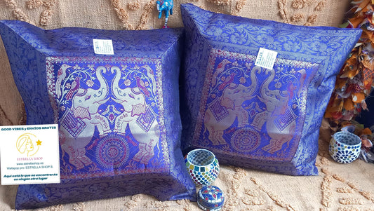 Pack 2 fundas de cojín con cremallera Magic Jaipur. Un toque bohemio y artesanal para cualquier espacio. Este paquete de 2 fundas de cojín elefantes Magic Jaipur son una pieza única, confeccionadas con seda india tejidos tradicionales llenos de historia. Sus vibrantes colores, detalles artesanales hechos a mano las convierten en un complemento perfecto para quienes buscan decorar con personalidad y autenticidad. Su cremallera trasera facilita la colocación del relleno, aportando comodidad y practicidad.