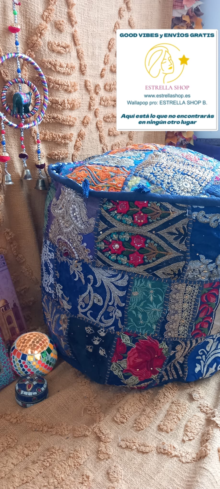 Una pieza original que aporta carácter, calidez y una identidad boho muy potente a cualquier espacio. Este puff destaca por su estética vibrante y su valor artesanal, convirtiéndose en un elemento decorativo con mucha personalidad. Cada unidad es única, lo que refuerza la sensación de exclusividad y diferenciación que tanto busca el cliente final. Un artículo con alma, pensado para elevar la buena vibra de tu ambiente y favorecer el éxito de tu espacio.