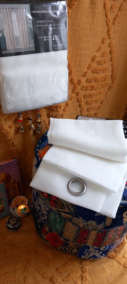 PACK DE 2 CORTINAS Estas cortinas confeccionada con ollaos visillo tono blanco roto,color natural con medida cada una de ellas de 140x260 cm,es la opción perfecta para una decoración moderna y refinada. Fabricada artesanalmente con esmero y cariño. Está hecha con materiales de la mejor calidad para garantizar una elevada resistencia y durabilidad. El tono natural da luz y alegría a tu espacio. ¡Una elección inteligente!&nbsp;

PACK DE 2 CORTINAS POR 29.90€

ENVÍO GRATIS SIN PEDIDO MÍNIMO.