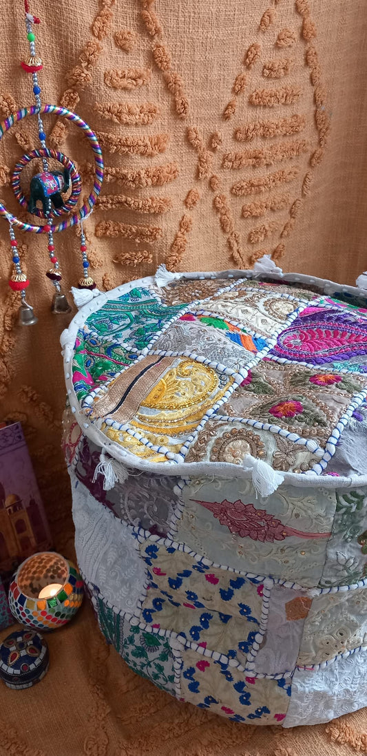 Una pieza original que aporta carácter, calidez y una identidad boho muy potente a cualquier espacio. Este puff destaca por su estética vibrante y su valor artesanal, convirtiéndose en un elemento decorativo con mucha personalidad. Cada unidad es única, lo que refuerza la sensación de exclusividad y diferenciación que tanto busca el cliente final. Un artículo con alma, pensado para elevar la buena vibra de tu ambiente y favorecer el éxito de tu espacio.