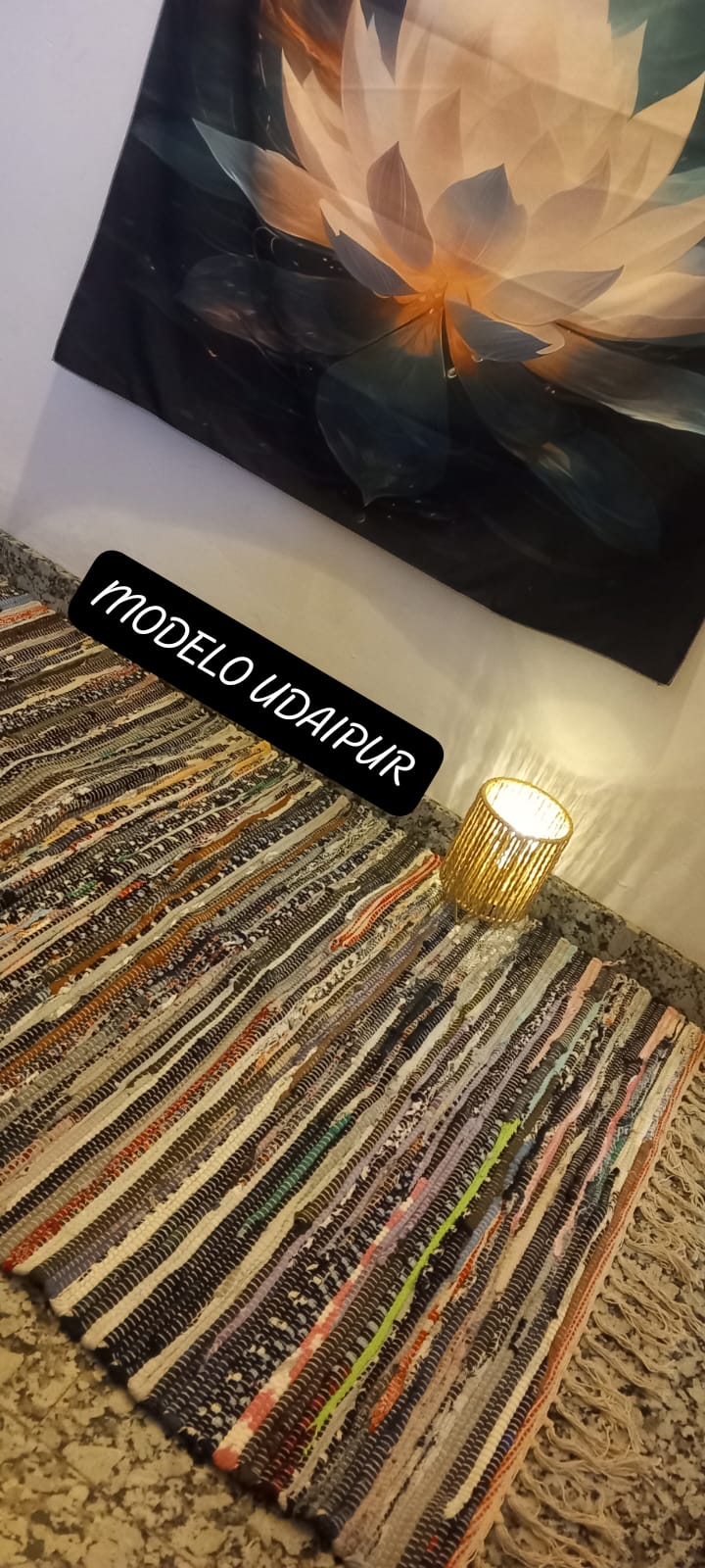 Una explosión de color, textura y tradición en una sola pieza. La alfombra multicolor de 150x80 cm está elaborada artesanalmente con retales de algodón tratados con tintes naturales, lo que da como resultado una alfombra única, vibrante y cargada de carácter. Su diseño mezcla tonos de forma armónica, creando un efecto visual atractivo y cálido. Además de usarse como alfombra, es perfecto como tapiz de pared, cubrecama o para renovar el estilo de muebles y sofás.