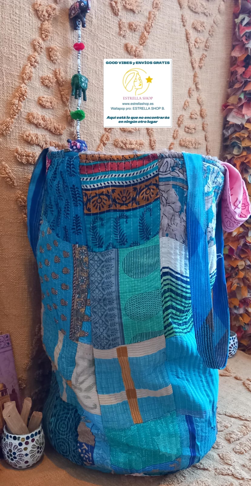 El Cesto Wild Saree 35x50 cm es una pieza artesanal multifuncional que destaca por su exclusividad, sostenibilidad y versatilidad. Confeccionado con telas sedadas recicladas de saree y yute, cada cesto es único gracias a sus vibrantes colores y estampados elaborados con la técnica de patchwork. Su diseño práctico y amplio permite utilizarlo como bolso, elemento decorativo o almacenamiento para el hogar, aportando un toque auténtico de artesanía india a cualquier espacio.