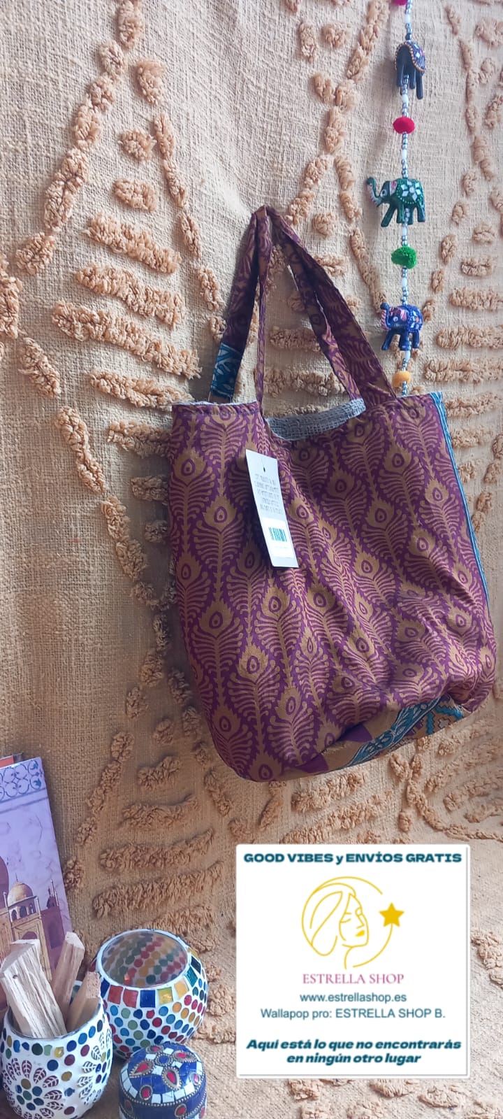 Una pieza con alma que transforma cualquier espacio y suma valor a tu propuesta decorativa. Este cesto de yute con detalles de sari aporta un aire boho, auténtico y lleno de tradición india. Cada unidad es original y única, creada a partir de telas con historia que conectan directamente con e lugar. Su carácter artesanal y su enfoque sostenible lo convierten en un producto exclusivo, fácil y perfecto para diferenciarte. Ideal para aportar calidez, estilo y una relación que impulse el éxito en tu selección d