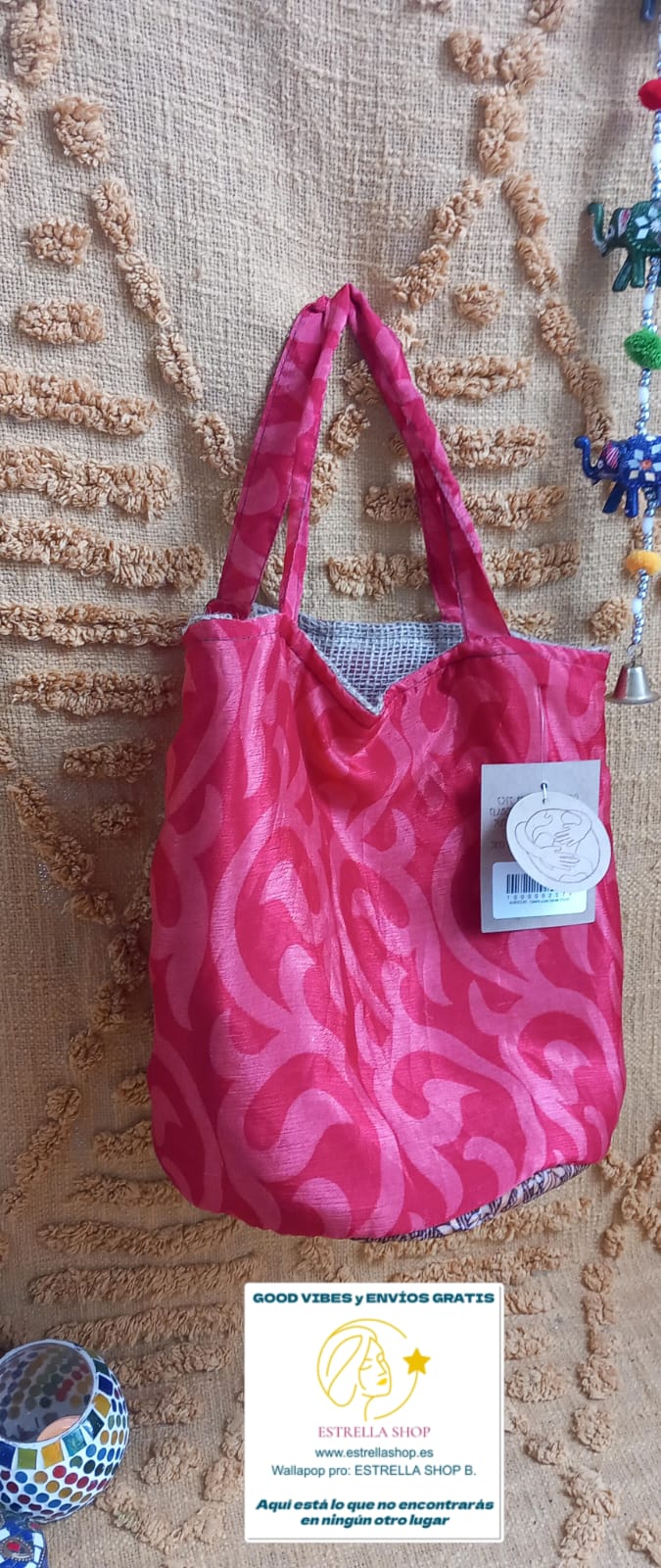 Una pieza con alma que transforma cualquier espacio y suma valor a tu propuesta decorativa. Este cesto de yute con detalles de sari aporta un aire boho, auténtico y lleno de tradición india. Cada unidad es original y única, creada a partir de telas con historia que conectan directamente con e lugar. Su carácter artesanal y su enfoque sostenible lo convierten en un producto exclusivo, fácil y perfecto para diferenciarte. Ideal para aportar calidez, estilo y una relación que impulse el éxito en tu selección d
