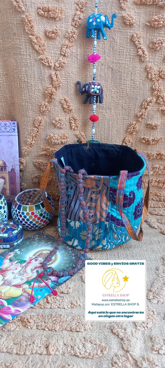 Un cesto tipo bolsa llena de color y espíritu boho que aporta alegría y diferenciación a tu selección de complementos.
Cada pieza es original y exclusiva, creada a partir de telas sedadas de sari mediante técnicas de suprareciclaje.
Un accesorio con alma, pensado para tiendas que apuestan por productos únicos y con historia.
Su diseño patchwork convierte cada cesto en un reclamo visual irresistible.
Cómodo y ligero, ideal para ofrecer un complemento práctico con alto valor artesanal.
Una propuesta especial 