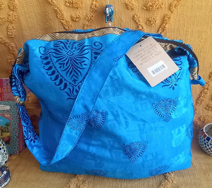 BOLSO SEDA CON CREMALLERA,AUTÉNTICA ARTESANÍA INDIA CON MÁGICOS COLORES.ENVÍO GRATIS SIN PEDIDO MÍNIMO.