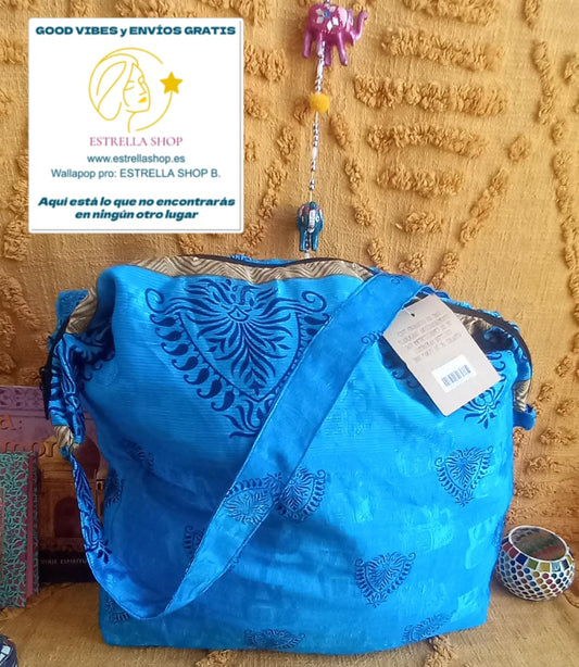 Bolso india de escapada, fin de semana,playa,montaña, gimansio...Con cremallera.

Bolso elaborado en tejido indio y con estampados étnicos, en colores mágicos.

Tiene una forma amplia con cierre cremallera y un asa para poder colgarla cómodamente estilo bandolera.

Todos son únicos y diferentes. Tenemos muchos modelos.

Medidas aproximadas 50 cm.

Envío gratis.