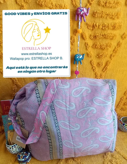 Bolso india de escapada, fin de semana,playa,montaña, gimansio...Con cremallera.

Bolso elaborado en tejido indio y con estampados étnicos, en colores mágicos.

Tiene una forma amplia con cierre cremallera y un asa para poder colgarla cómodamente estilo bandolera.

Todos son únicos y diferentes. Tenemos muchos modelos.

Medidas aproximadas 50 cm.

Envío gratis.