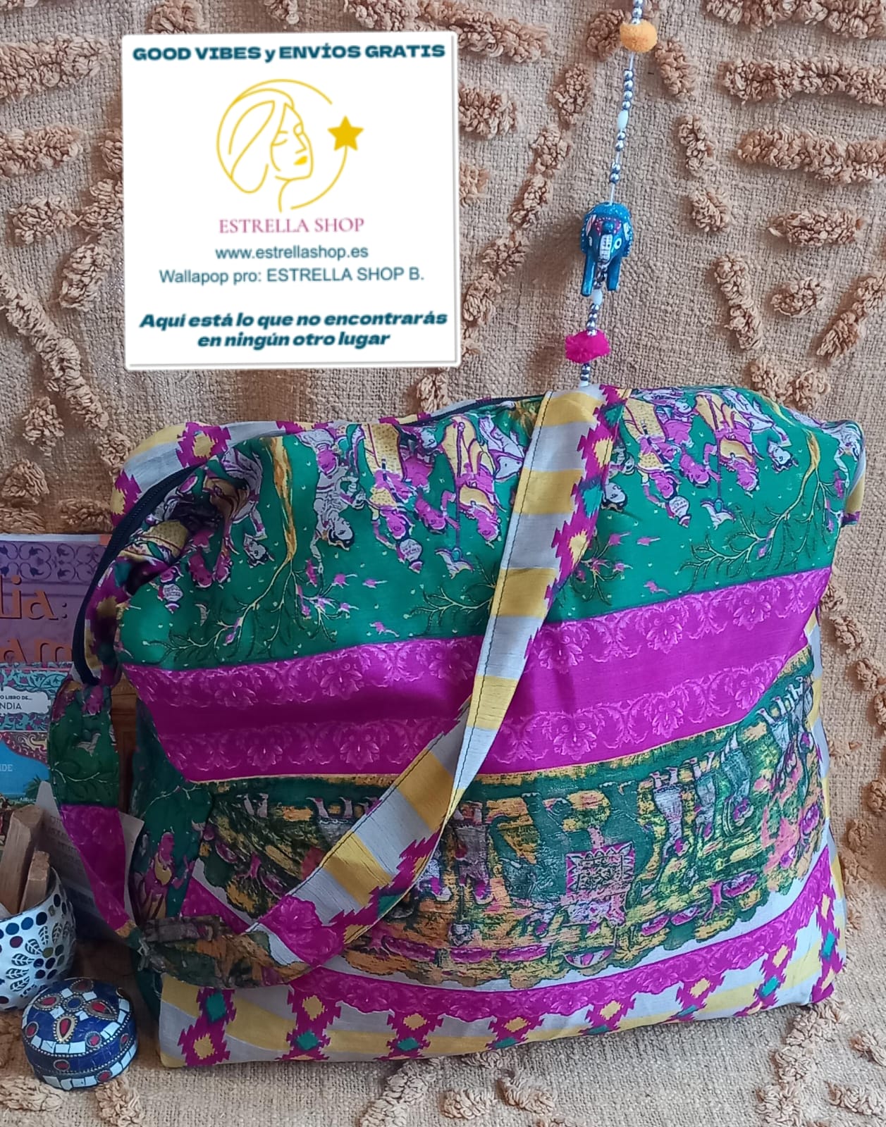 Bolso india de escapada, fin de semana,playa,montaña, gimansio...Con cremallera.

Bolso elaborado en tejido indio y con estampados étnicos, en colores mágicos.

Tiene una forma amplia con cierre cremallera y un asa para poder colgarla cómodamente estilo bandolera.

Todos son únicos y diferentes. Tenemos muchos modelos.

Medidas aproximadas 50 cm.

Envío gratis.