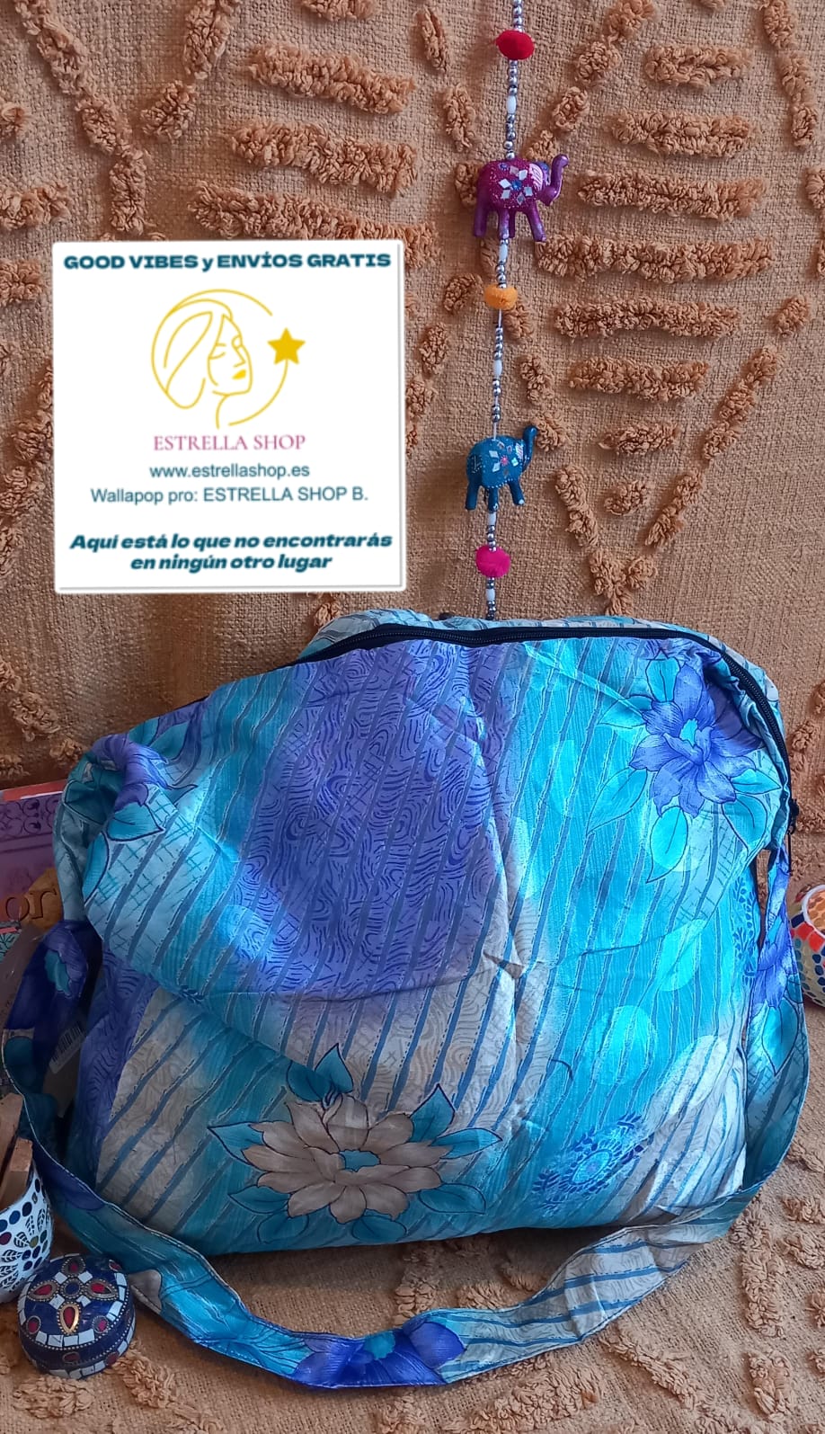 Bolso india de escapada, fin de semana,playa,montaña, gimansio...Con cremallera.

Bolso elaborado en tejido indio y con estampados étnicos, en colores mágicos.

Tiene una forma amplia con cierre cremallera y un asa para poder colgarla cómodamente estilo bandolera.

Todos son únicos y diferentes. Tenemos muchos modelos.

Medidas aproximadas 50 cm.

Envío gratis.