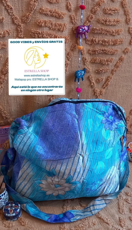 Bolso india de escapada, fin de semana,playa,montaña, gimansio...Con cremallera.

Bolso elaborado en tejido indio y con estampados étnicos, en colores mágicos.

Tiene una forma amplia con cierre cremallera y un asa para poder colgarla cómodamente estilo bandolera.

Todos son únicos y diferentes. Tenemos muchos modelos.

Medidas aproximadas 50 cm.

Envío gratis.