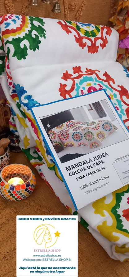 Elaborado artesanalmente en algodón y tintado con tintes naturales y pespuntes., destaca por sus mandalas de colores, símbolo de buena suerte y protección en la cultura india y nepalí. Su gran tamaño lo hace perfecto para utilizar como cubrecama, colcha decorativa o incluso como jarapa de sofá, ofreciendo versatilidad y exclusividad a tu ambiente.

Características:
Talla: 180x270 cm
Material: algodón indio
Origen: India
Técnica: tintado artesanal