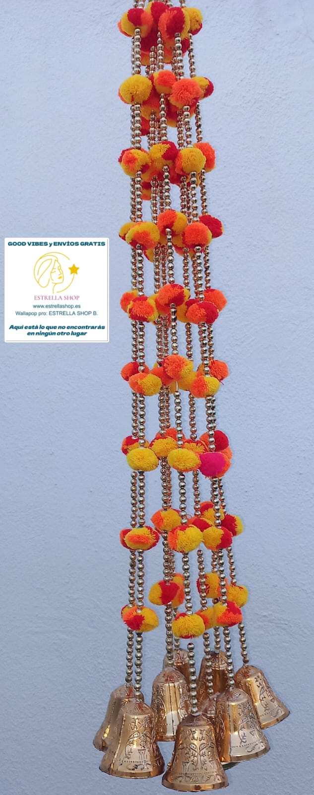 JUEGO DE 10 GUIRNALDAS CON CAMPANA HOLI- Con alma festiva y un toque bohemio, las guirnaldas Holi con campana es una explosión de color que transforma cualquier espacio en un rincón especial. Cada tira, elaborada artesanalmente, combina pompones y abalorios en tonos dorados con una pequeña campana en el extremo.Este pack de 10 guirnaldas es perfecto para crear ambientes vibrantes, llenos de alegría y autenticidad. Una propuesta irresistible para ambientes llamativos o eventos decorativos que buscan marcar l