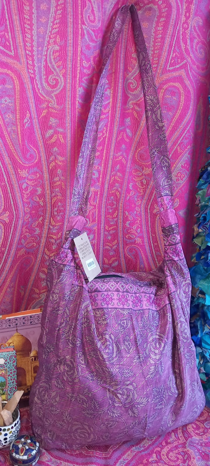 Bolso india de escapada, fin de semana,playa,montaña, gimansio...Con cremallera.

Bolso elaborado en tejido indio y con estampados étnicos, en colores mágicos.

Tiene una forma amplia con cierre cremallera y un asa para poder colgarla cómodamente estilo bandolera.

Todos son únicos y diferentes. Tenemos muchos modelos.

Medidas aproximadas 50 cm.

Envío gratis.

Modelo Kesh.
