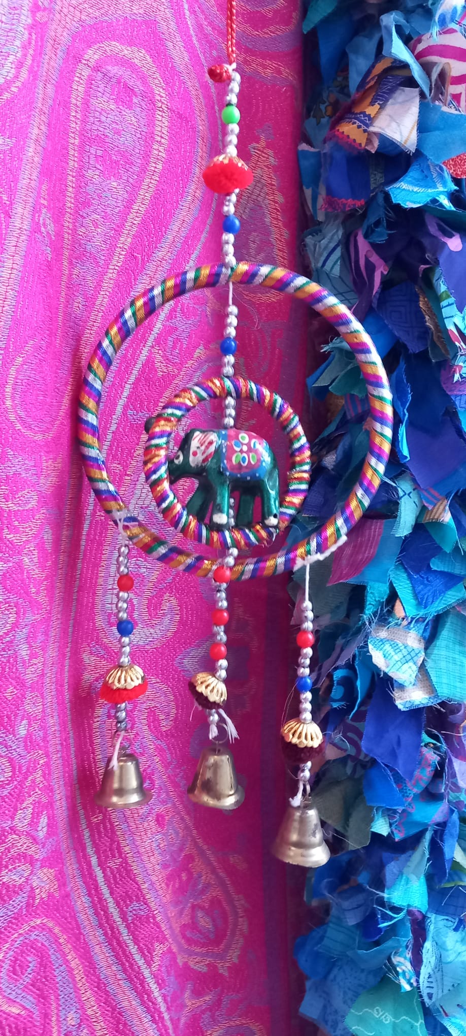 COLGADOR ENCANTADOR QUE COMBINA TRADICIÓN Y TERNURA ARTESANALMENTE ELABORADO EN INDIA.ENVÍO GRATIS SIN PEDIDO MÍNIMO.