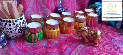 JUEGO DE 2 PORTAVELAS ORIGINALES Y ARTESANALMENTE HECHO A MANO EN INDIA INSPIRADO EN LA ALEGRÍA Y LA BUENA ENERGÍA DE LAS CELEBRACIONES VIBRANTES Y ESPECIALES.ENVÍO GRATIS.