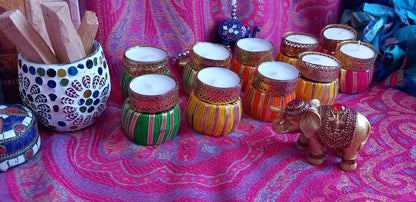 JUEGO DE 2 PORTAVELAS ORIGINALES Y ARTESANALMENTE HECHO A MANO EN INDIA INSPIRADO EN LA ALEGRÍA Y LA BUENA ENERGÍA DE LAS CELEBRACIONES VIBRANTES Y ESPECIALES.ENVÍO GRATIS.